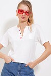 Merterium Kadın Beyaz Düğme Detaylı Kısa Kol Tişört 903
