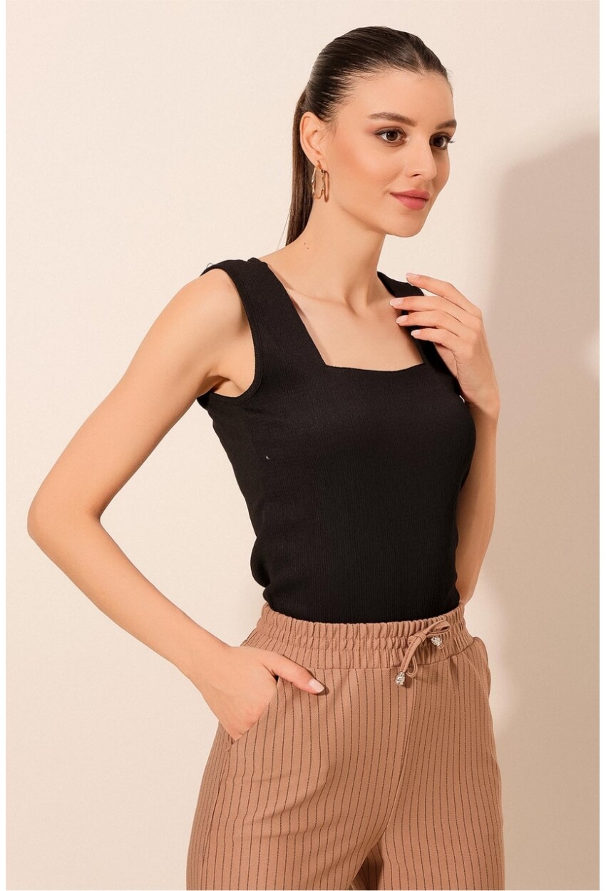 0476 Sleeveless Knit Blouse