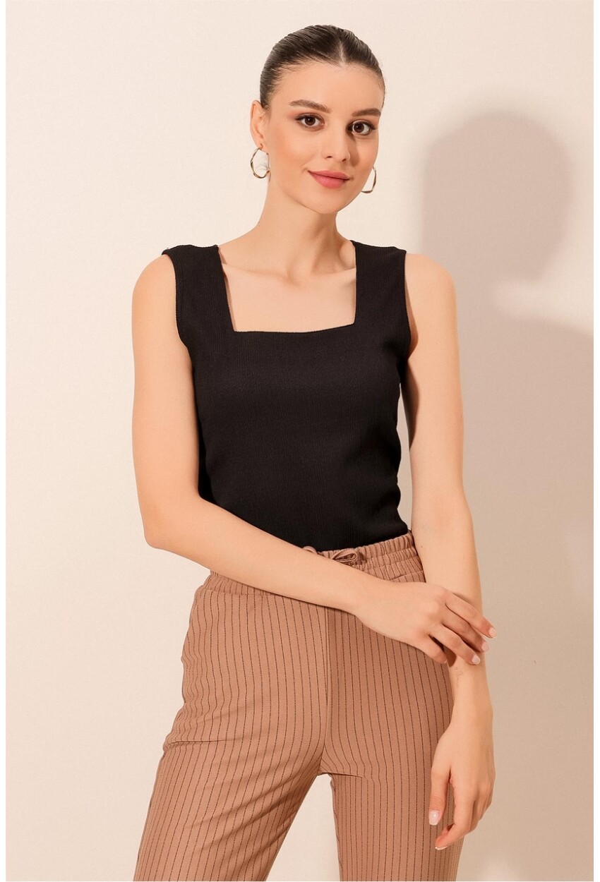 0476 Sleeveless Knit Blouse