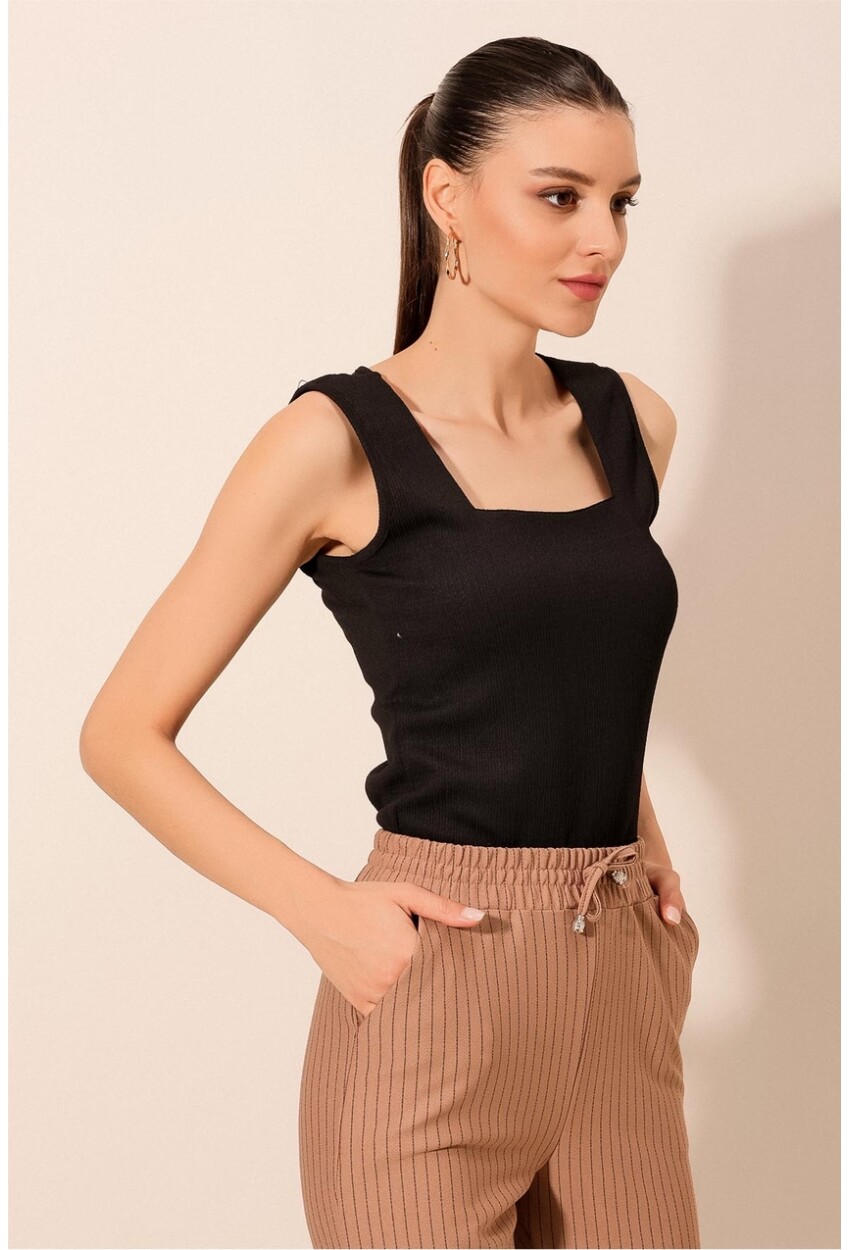 0476 Sleeveless Knit Blouse