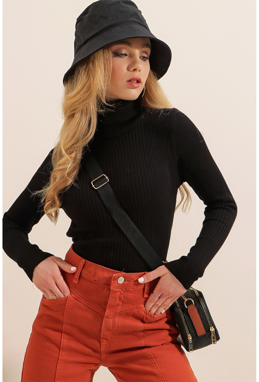 10311 Turtleneck Knit Sweater