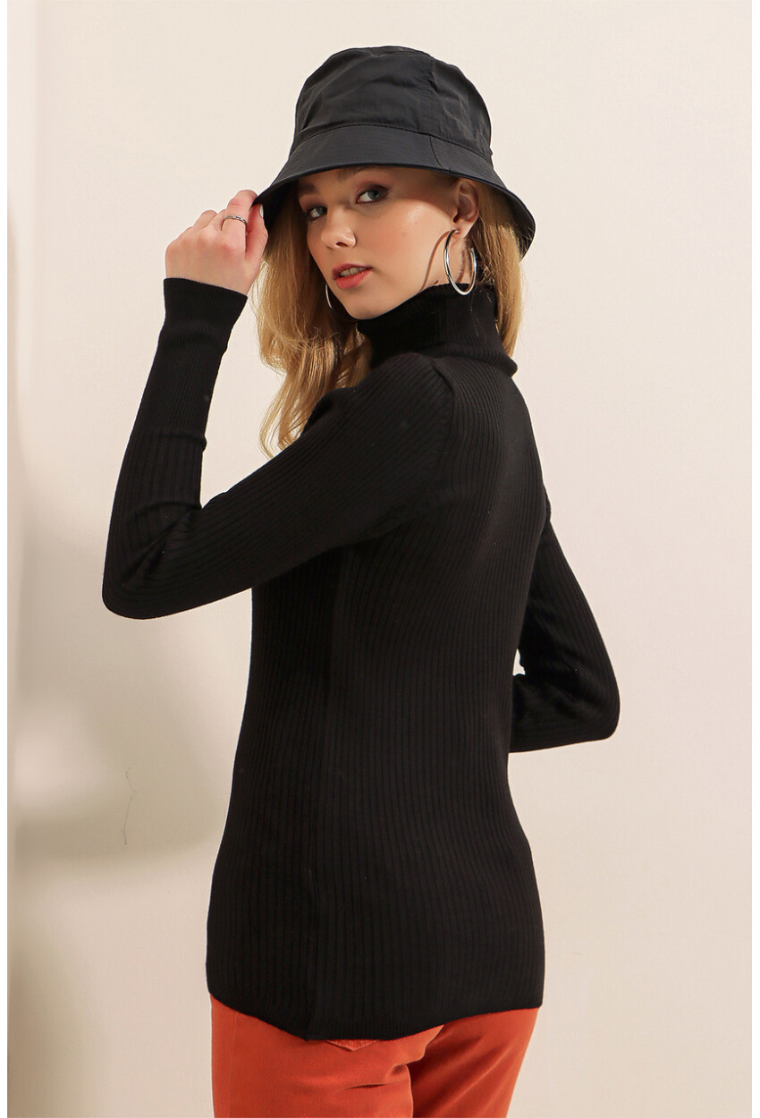 10311 Turtleneck Knit Sweater