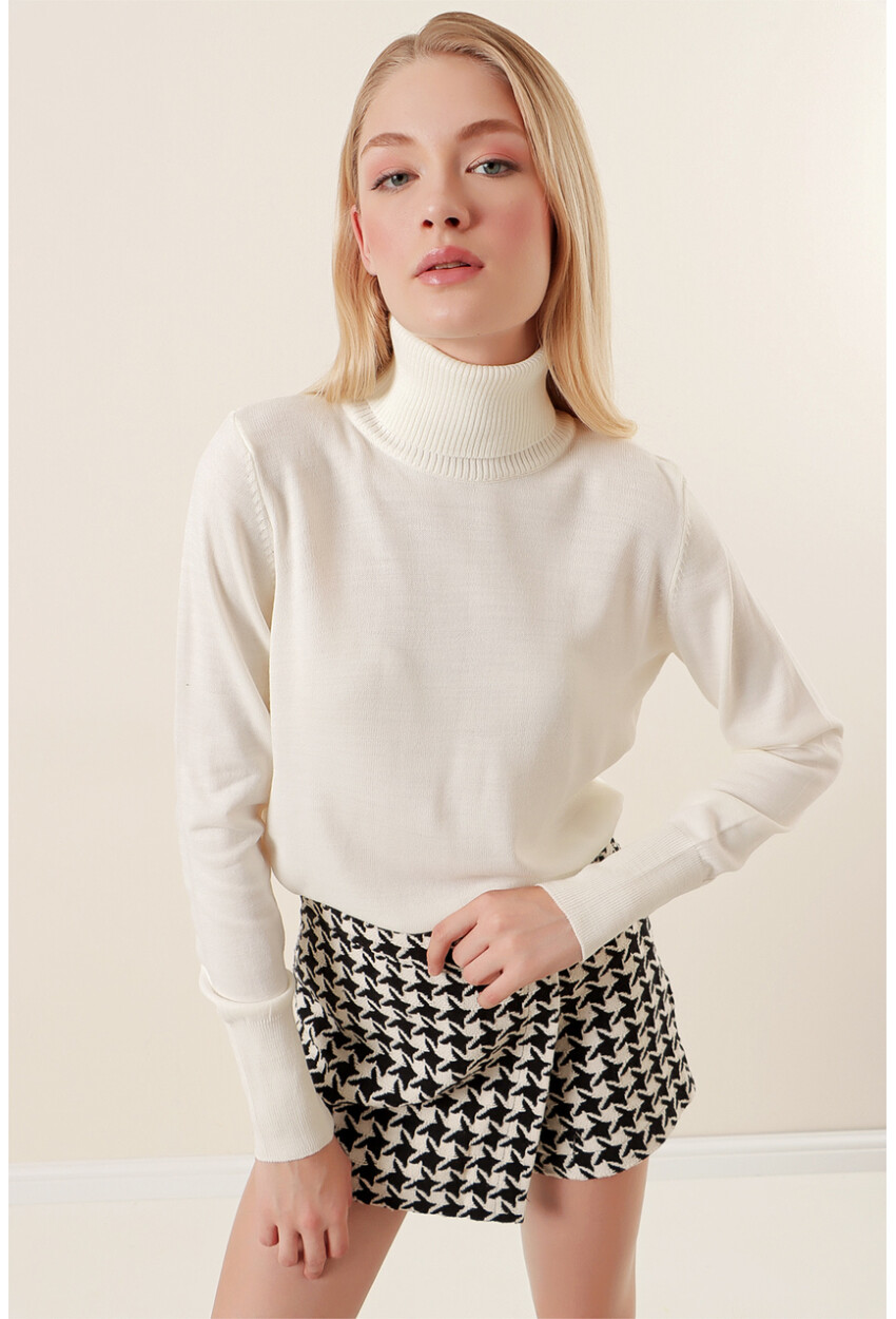 15747 Turtleneck Knit Sweater