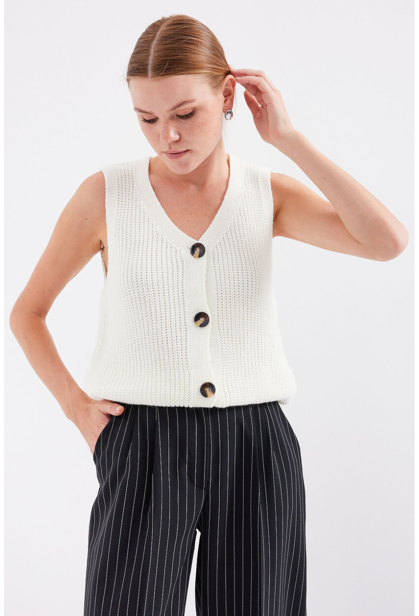 15881 Buttoned Short Knit Vest