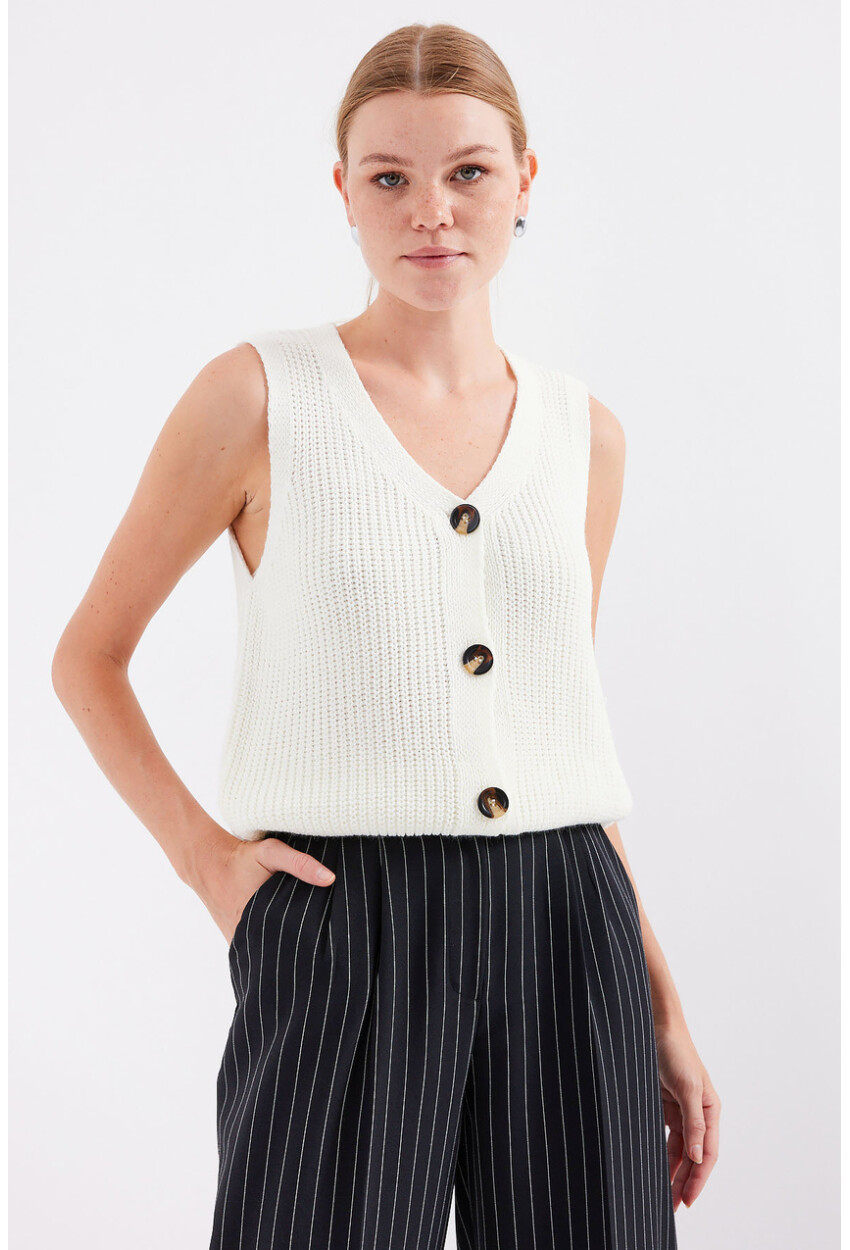 15881 Buttoned Short Knit Vest