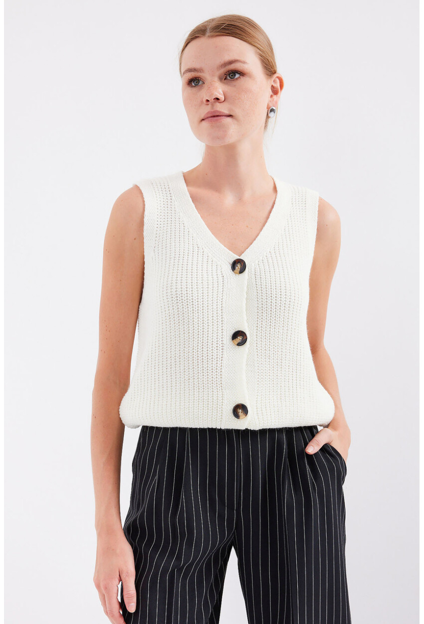 15881 Buttoned Short Knit Vest