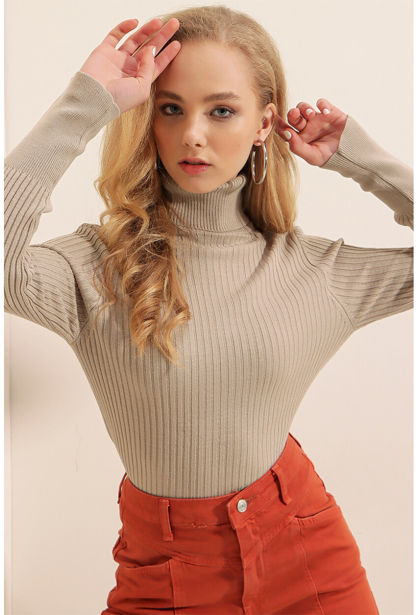 10311 Turtleneck Knit Sweater