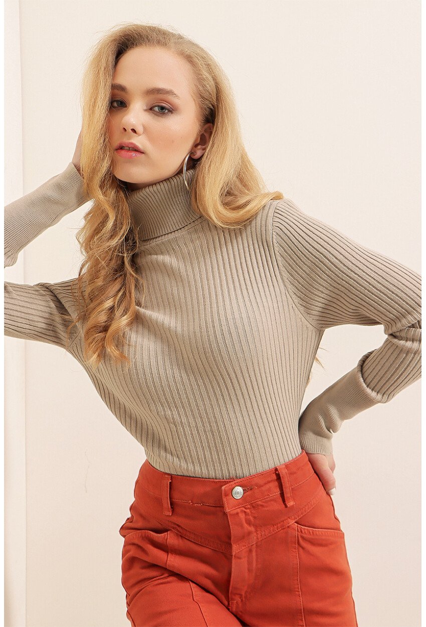 10311 Turtleneck Knit Sweater