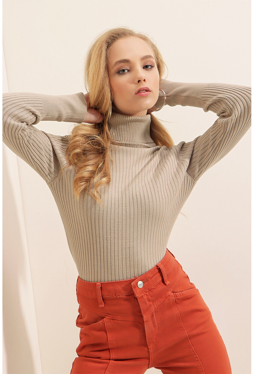 10311 Turtleneck Knit Sweater