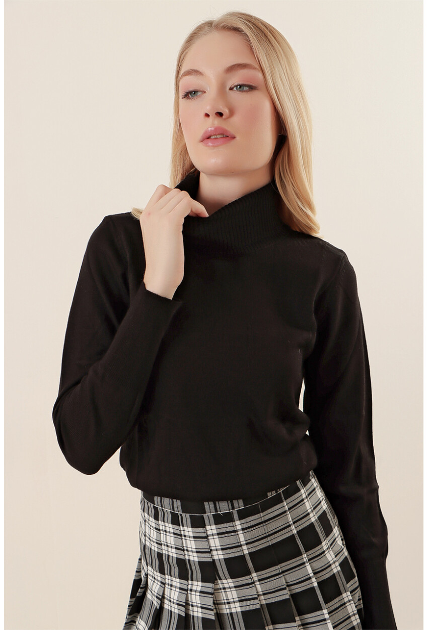 15747 Turtleneck Knit Sweater