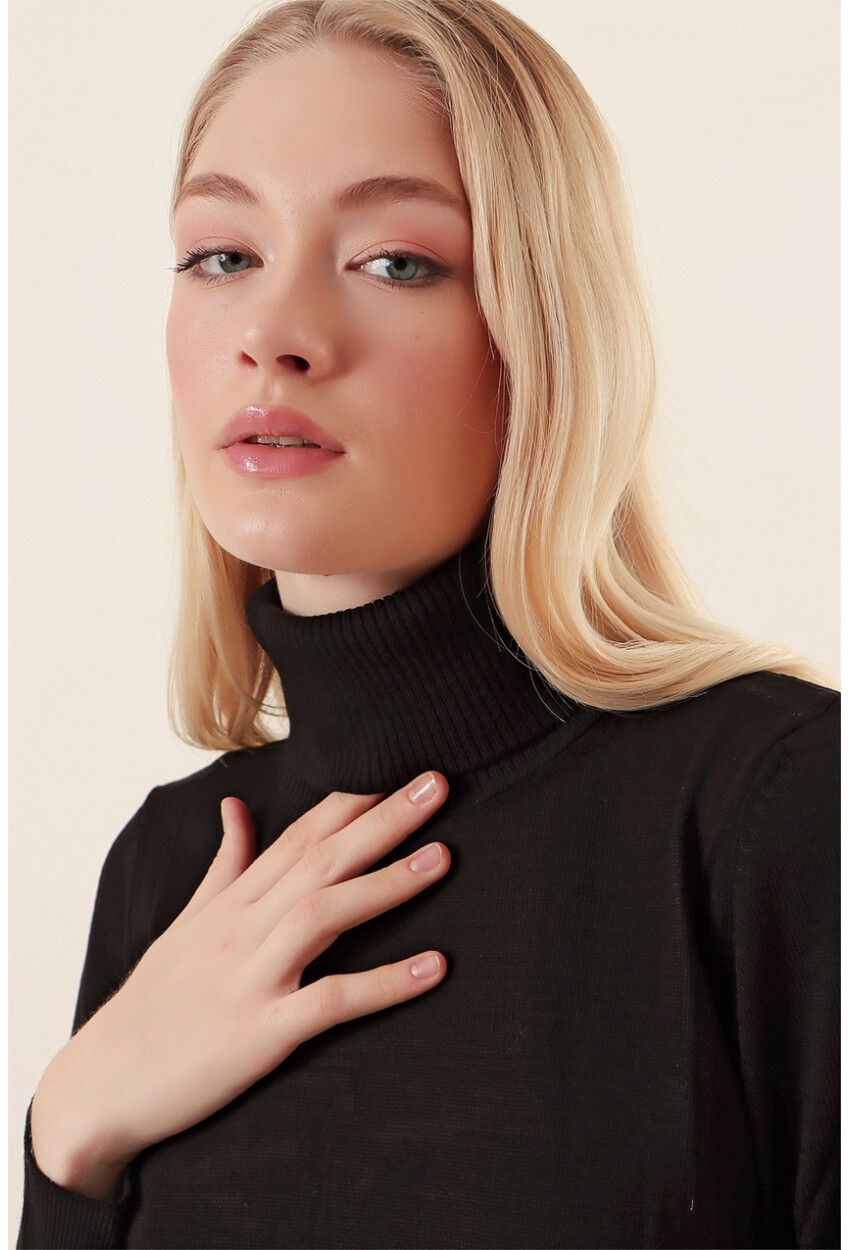 15747 Turtleneck Knit Sweater