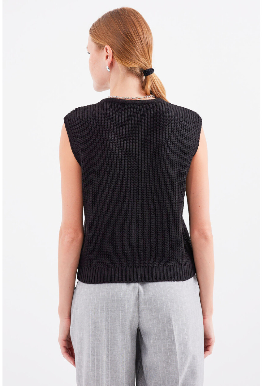 15882 Buttoned Short Knit Vest