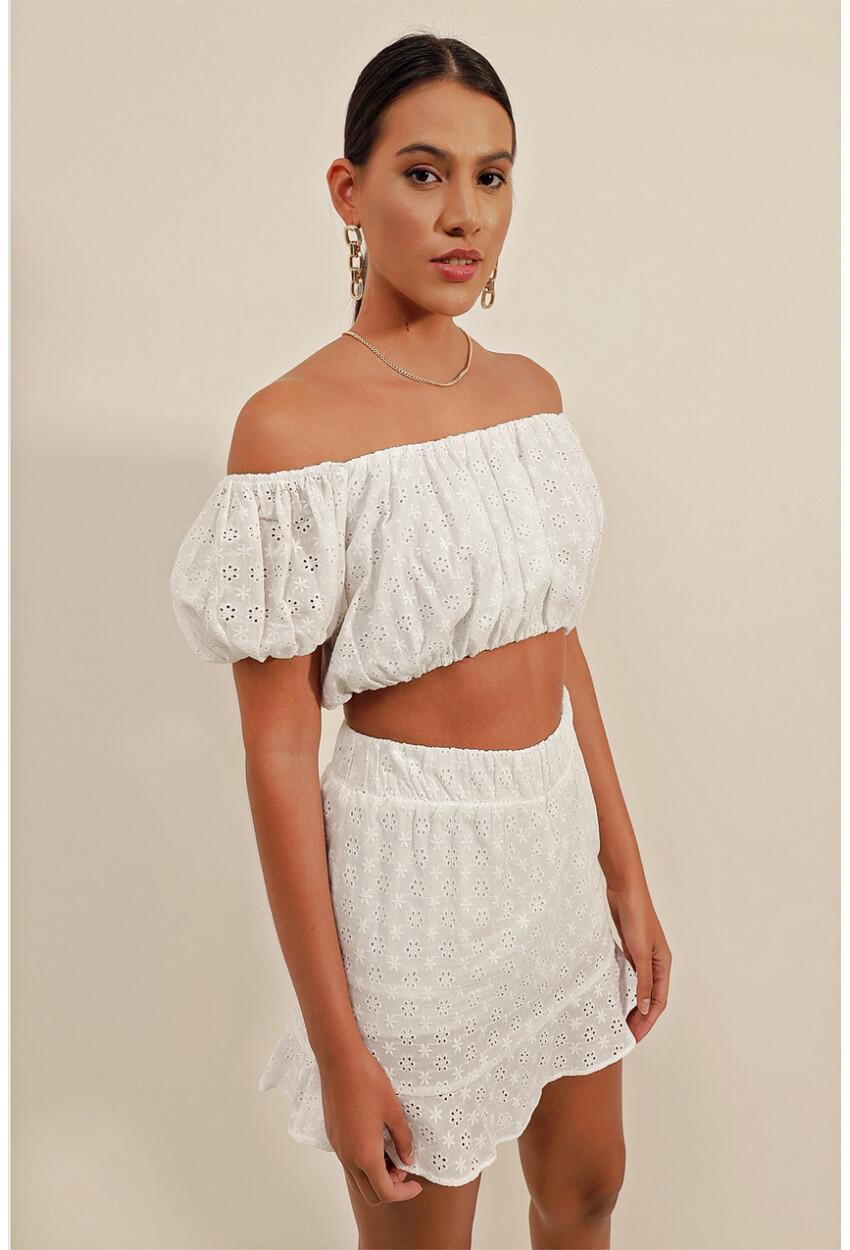 0481 Eyelet Strapless Blouse