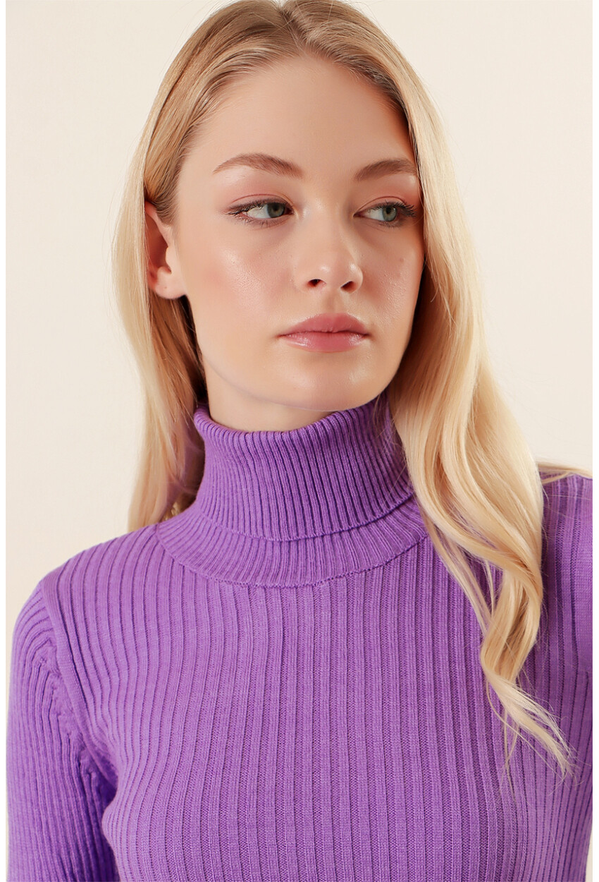 10311 Turtleneck Knit Sweater