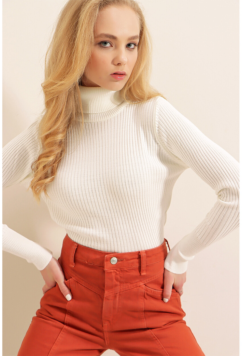 10311 Turtleneck Knit Sweater