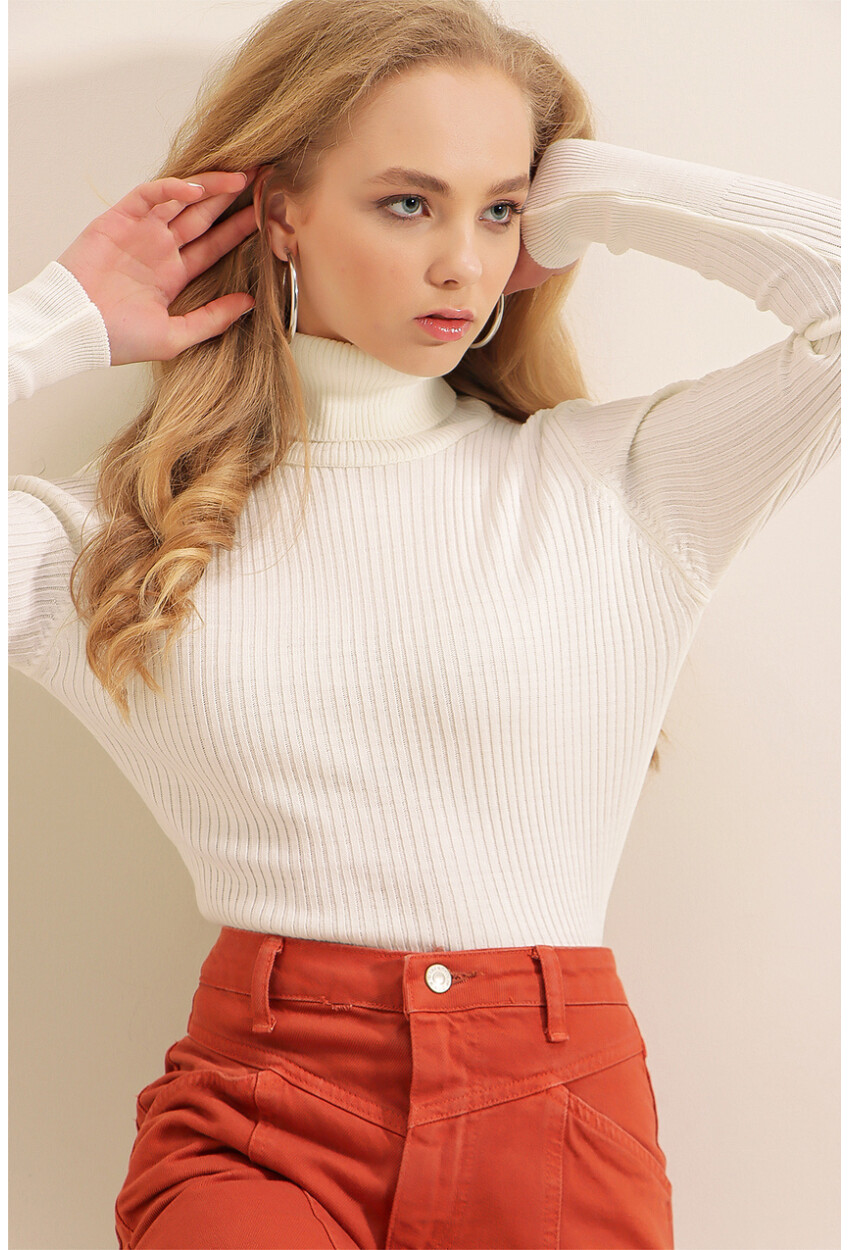 10311 Turtleneck Knit Sweater