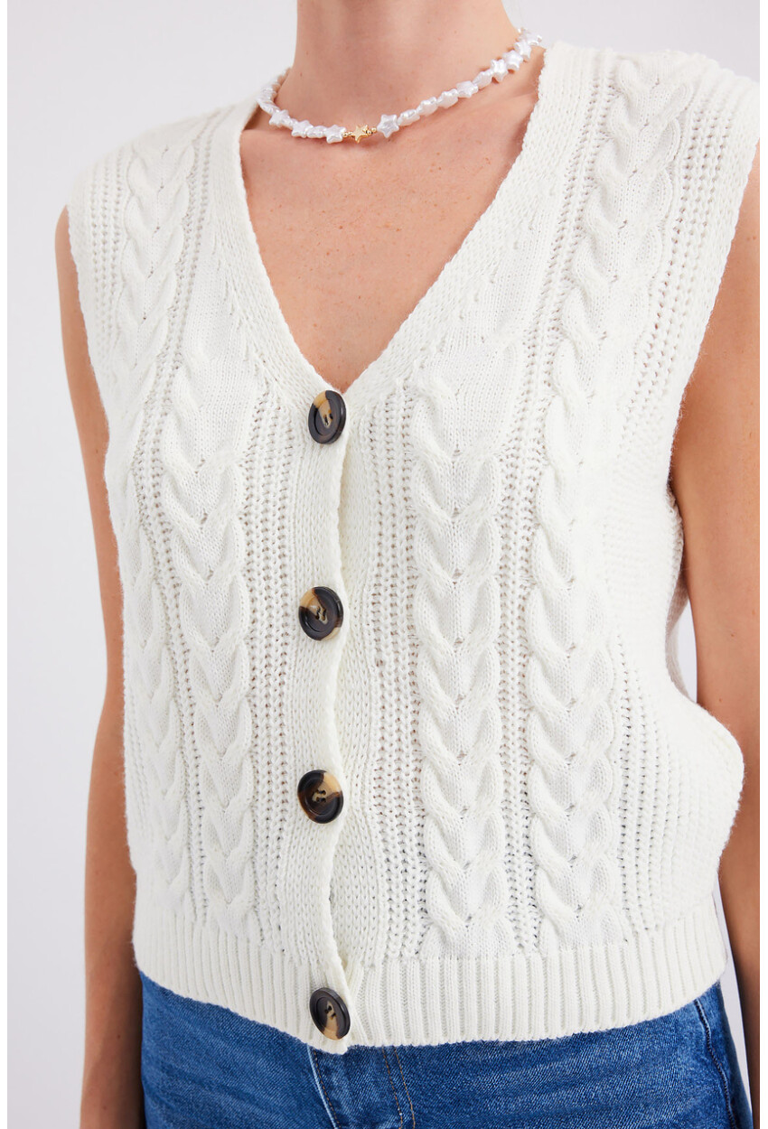 15882 Buttoned Short Knit Vest