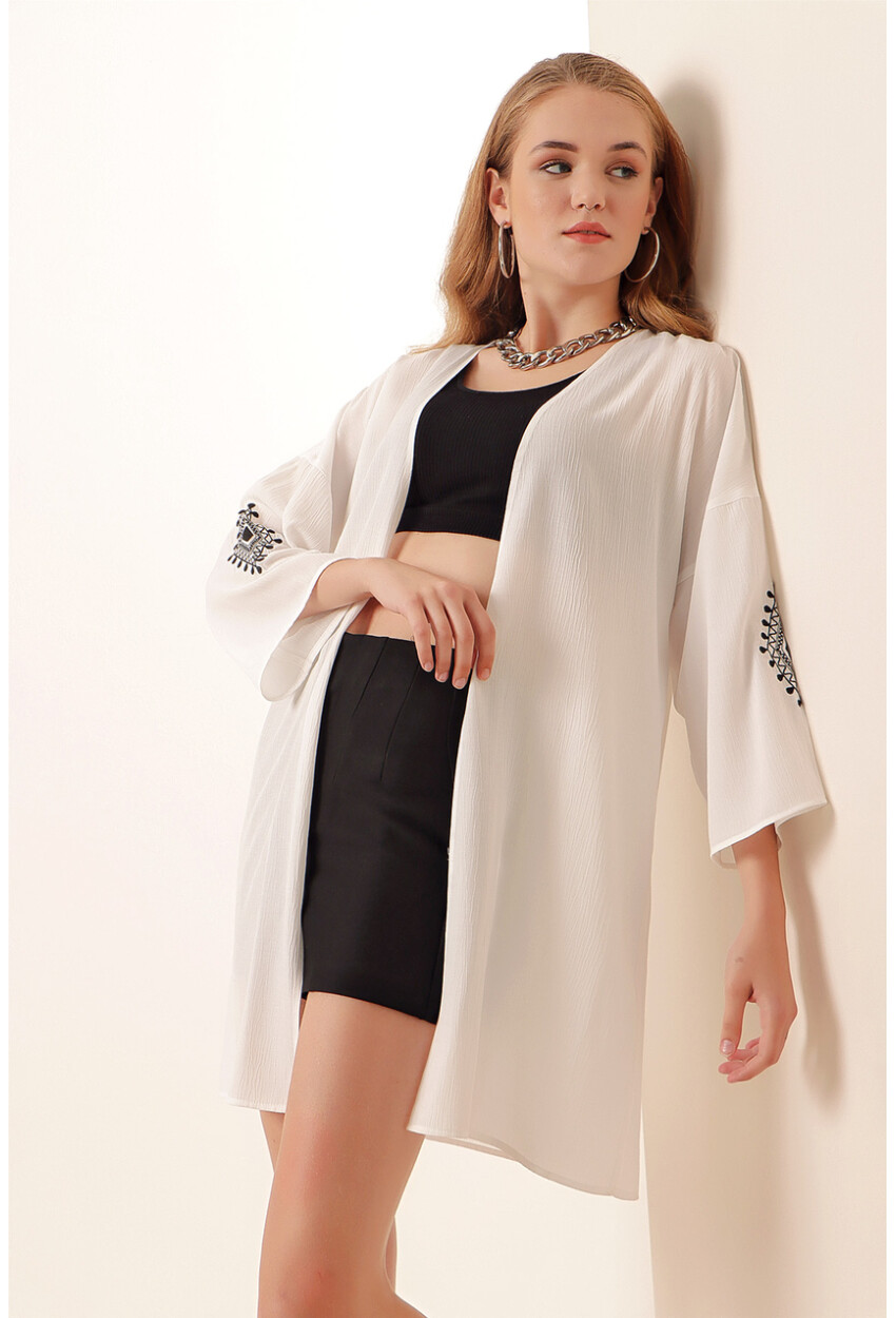 5869 Embroidered Kimono