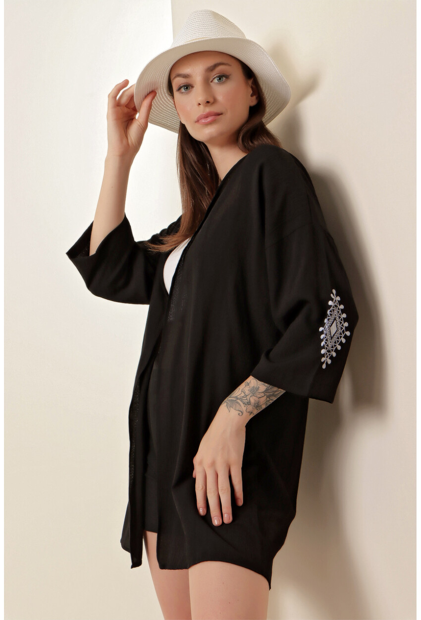 5869 Embroidered Kimono