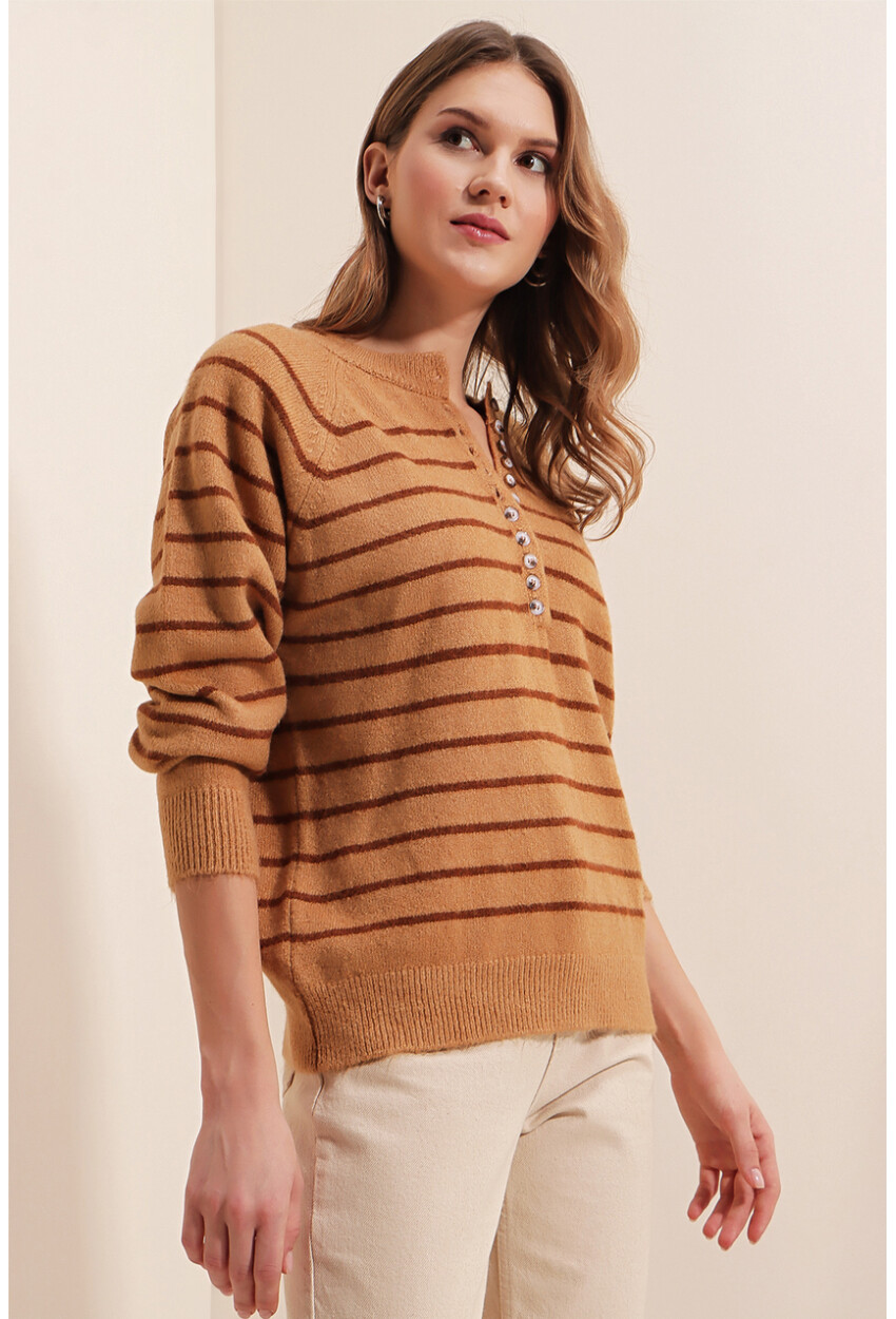 15808 Sweater With Buttons