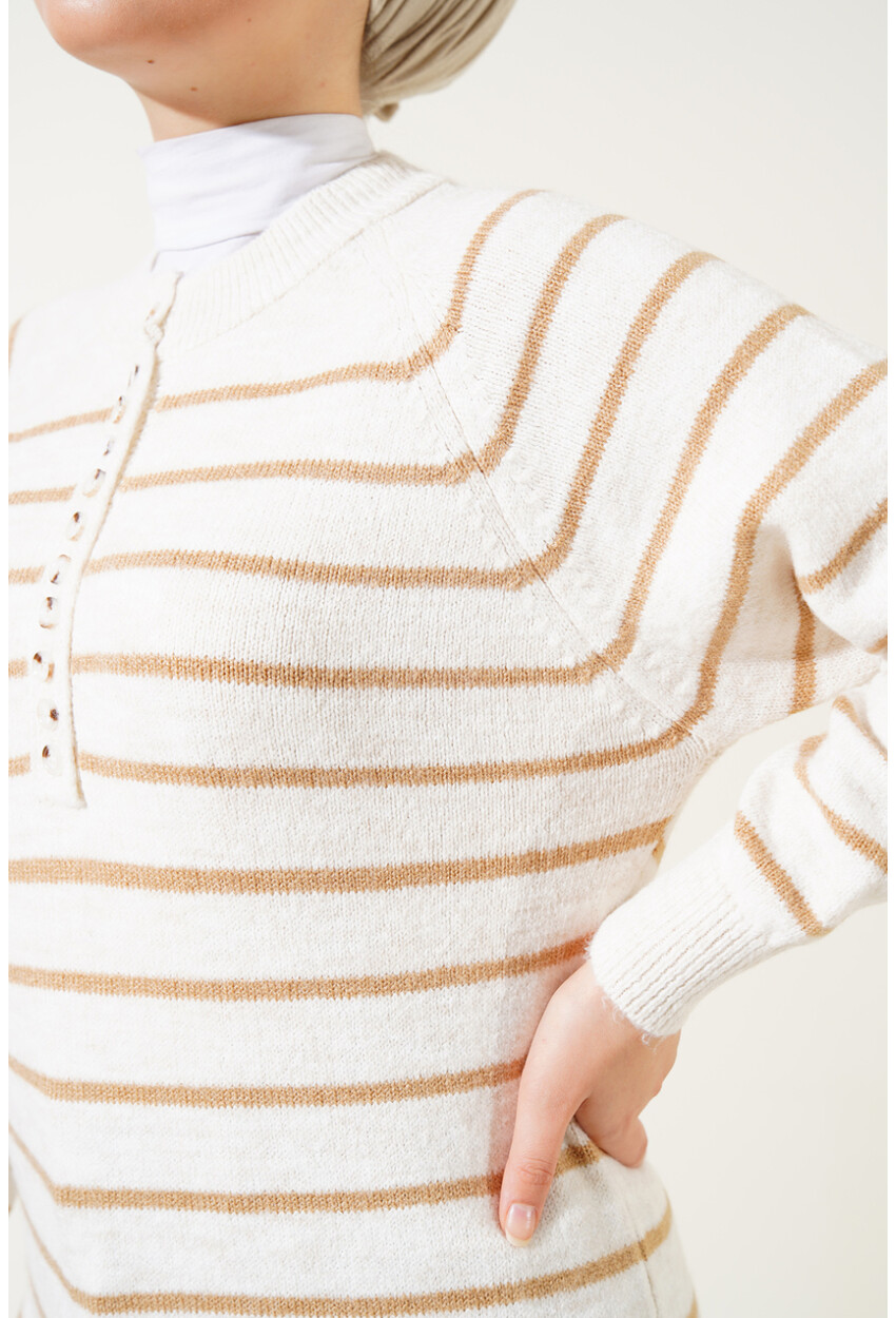 15808 Sweater With Buttons