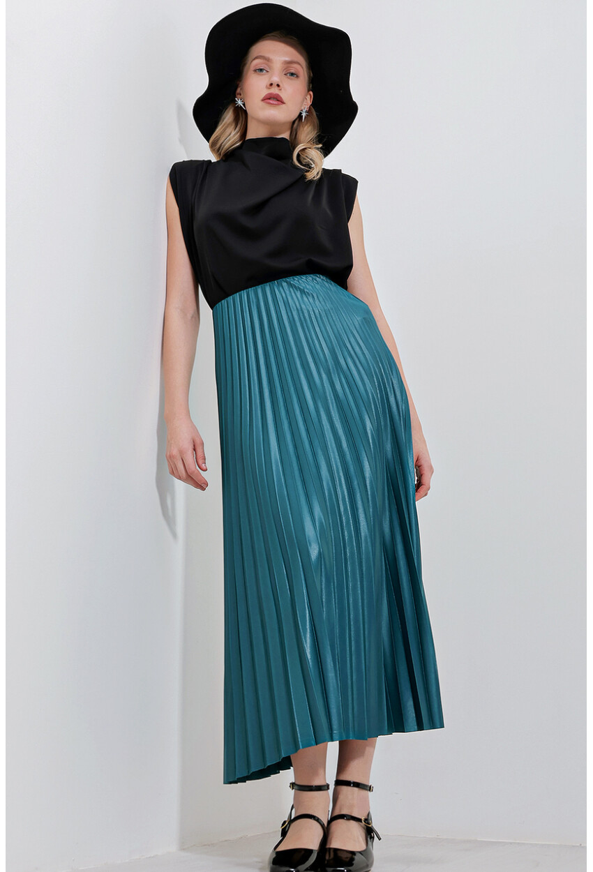 8009 Pleated Skirt With Leather-Look