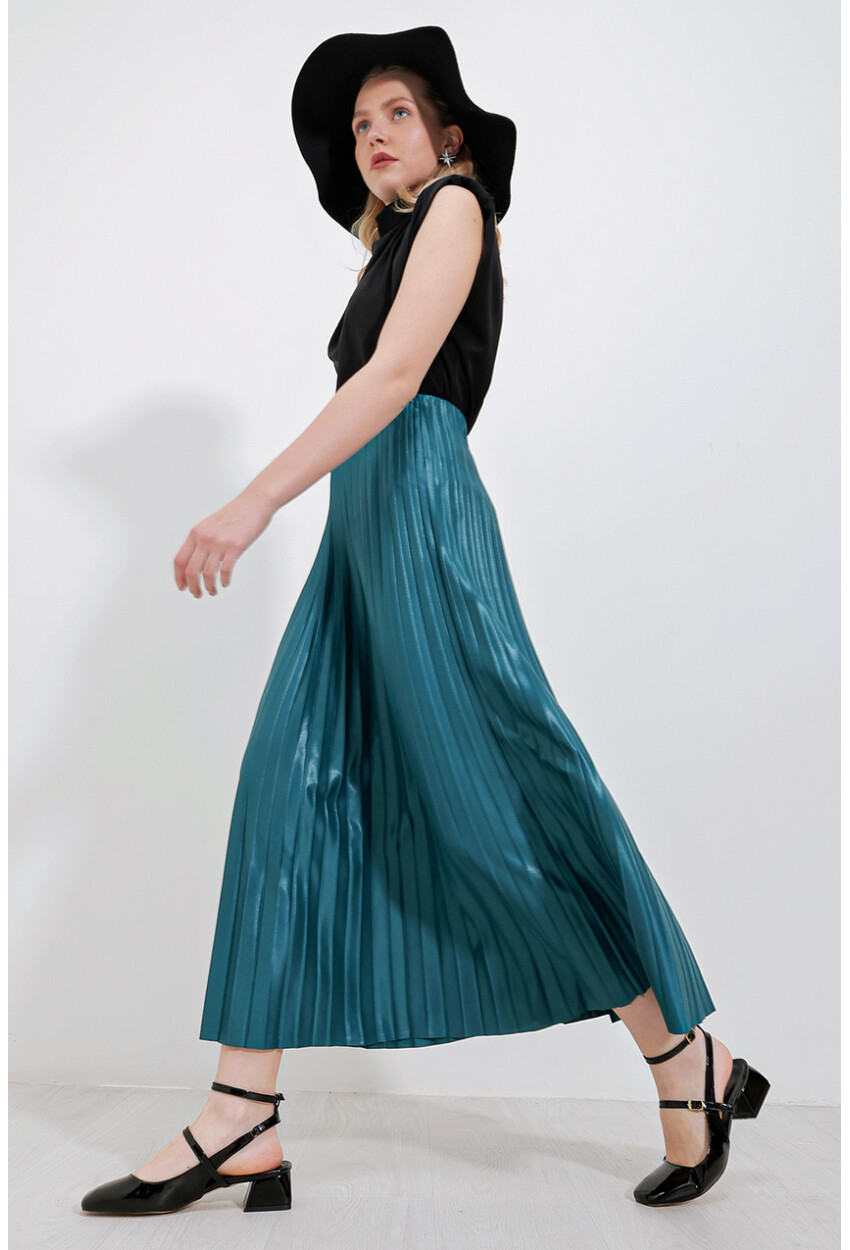 8009 Pleated Skirt With Leather-Look