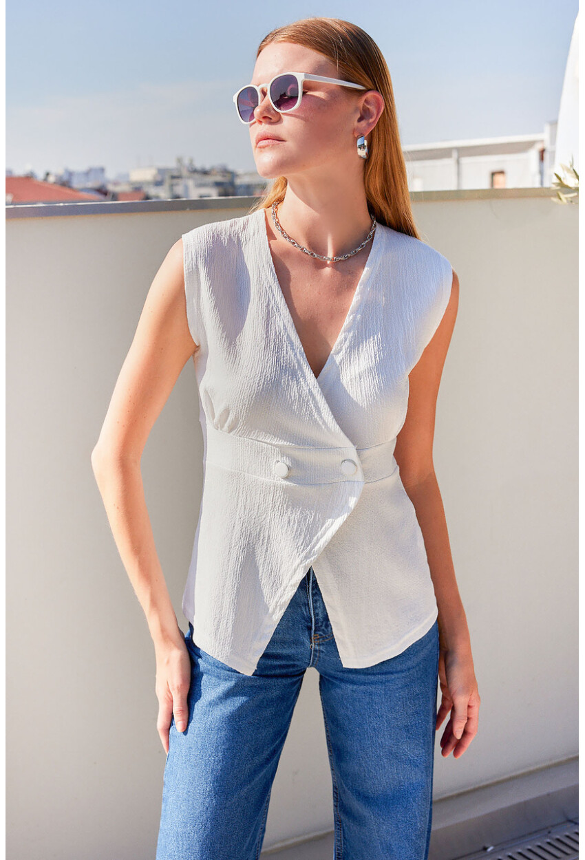 916 Knit Vest With Button Detail