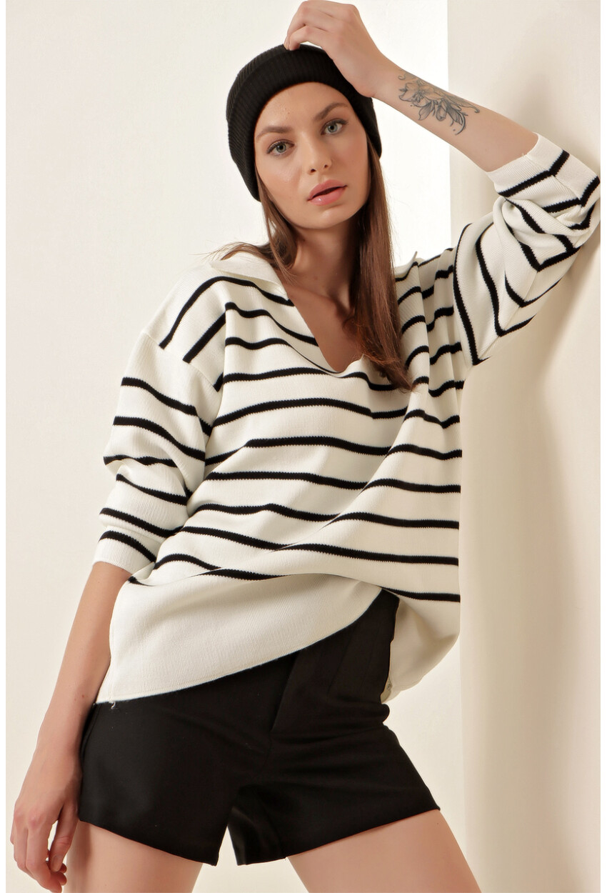 15778 Striped Oversized Knit Sweater