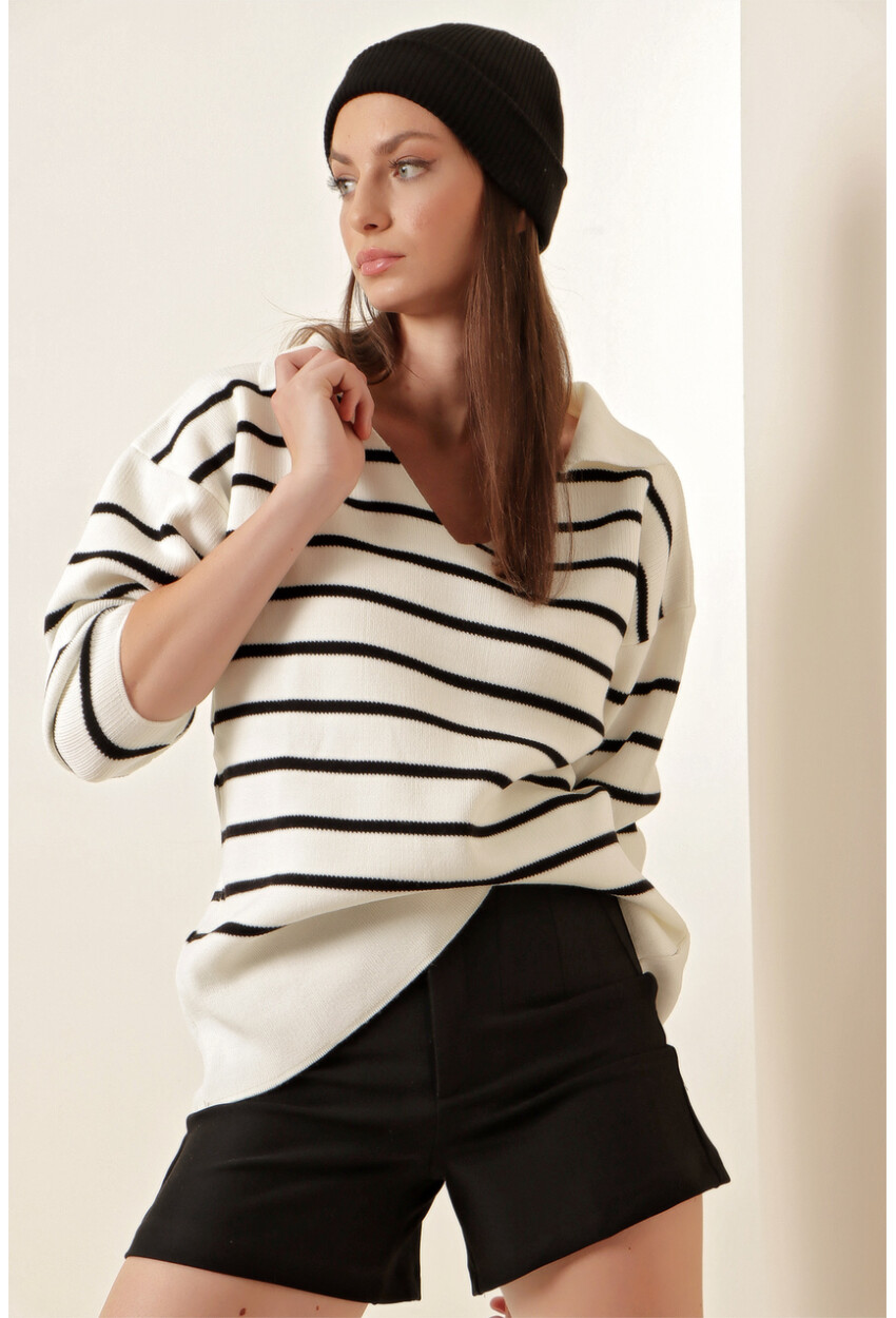 15778 Striped Oversized Knit Sweater