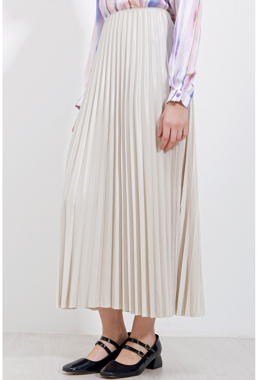 8009 Pleated Skirt With Leather-Look