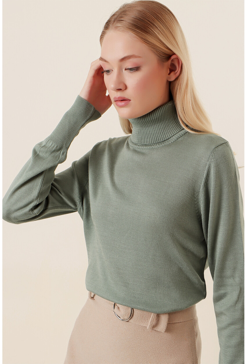 15747 Turtleneck Knit Sweater