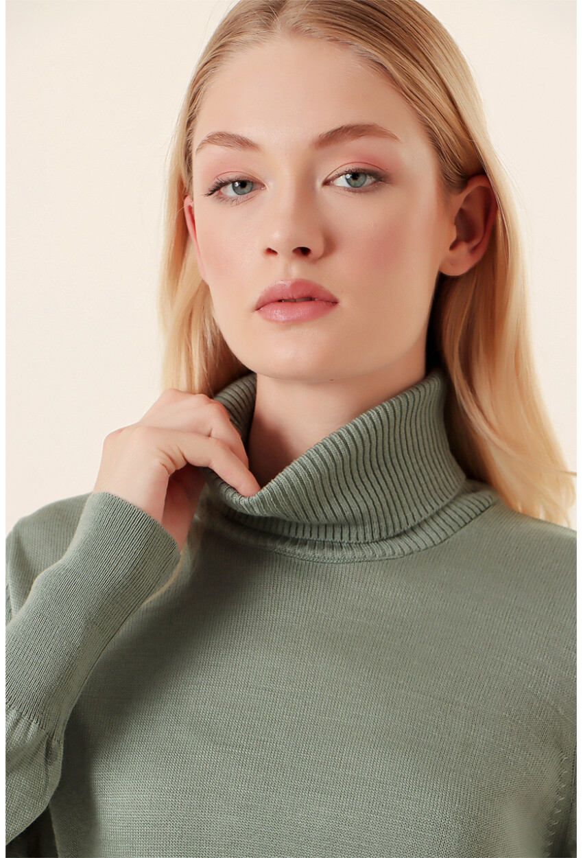 15747 Turtleneck Knit Sweater