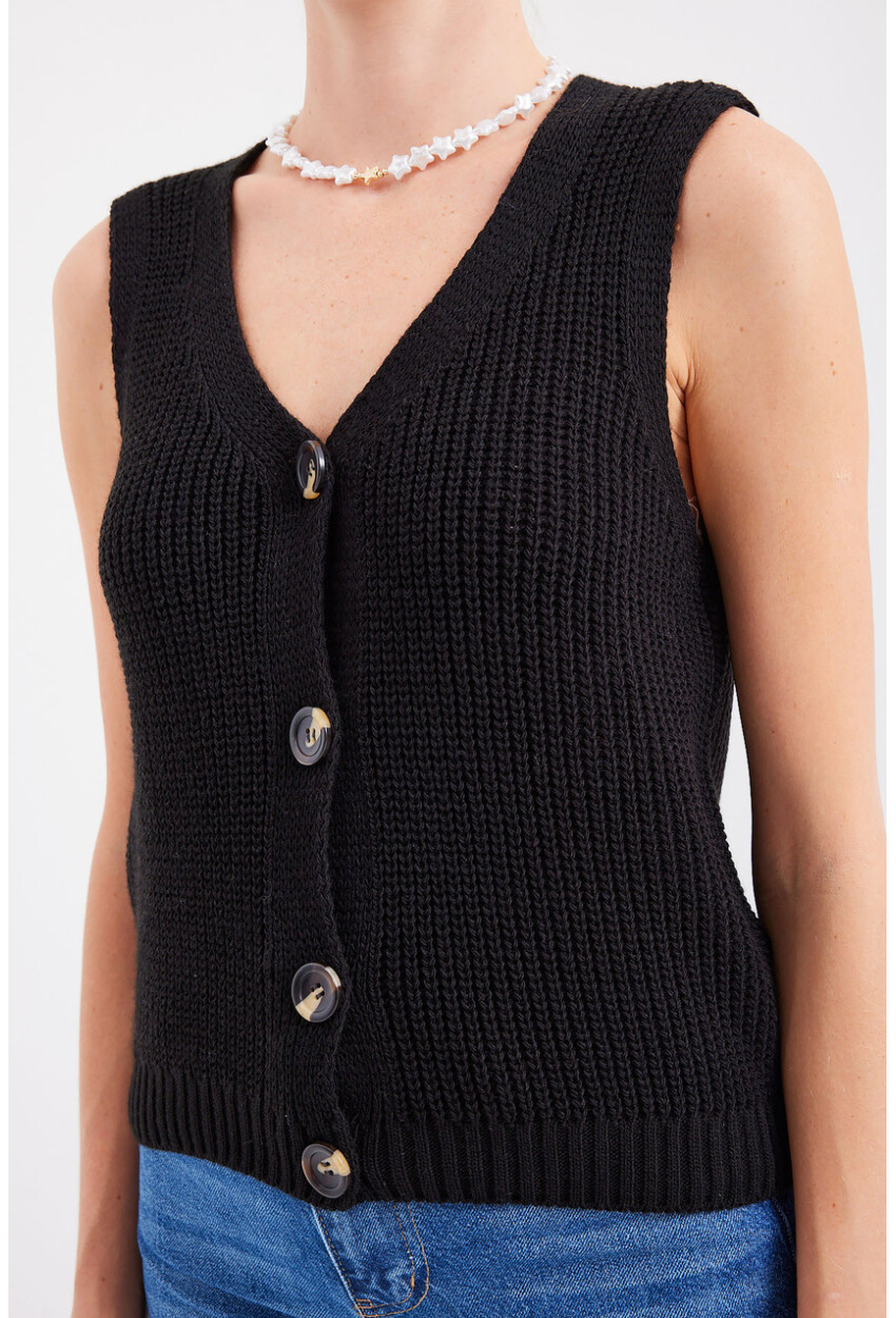 15881 Buttoned Short Knit Vest