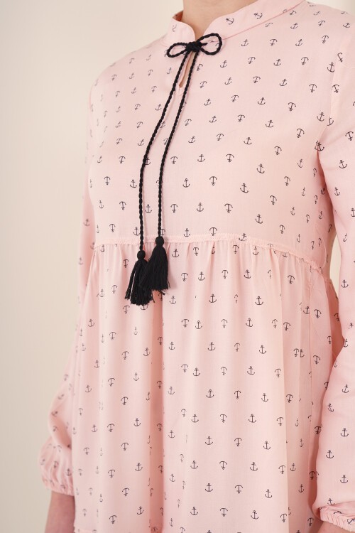 Merterium 1627 Yaka Bağcıklı Tesettür Elbise - Pudra