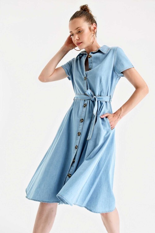 Merterium 1677 Boydan Düğmeli Kuşaklı Kot Elbise - Mavi