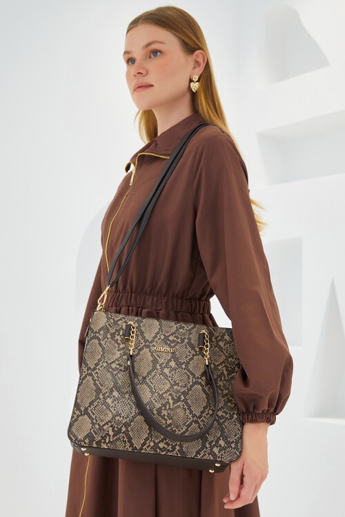 Merterium Armine Kadın Sütlü Kahve Siyah Zincir Detaylı Askılı Omuz Çantası 010156