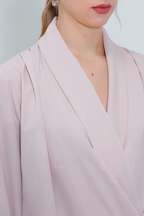 Merterium Kadın Krem Kruvaze Yaka Dökümlü Saten Bluz 0492