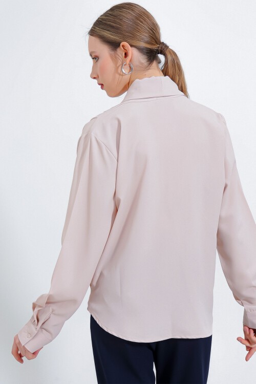 Merterium Kadın Krem Kruvaze Yaka Dökümlü Saten Bluz 0492