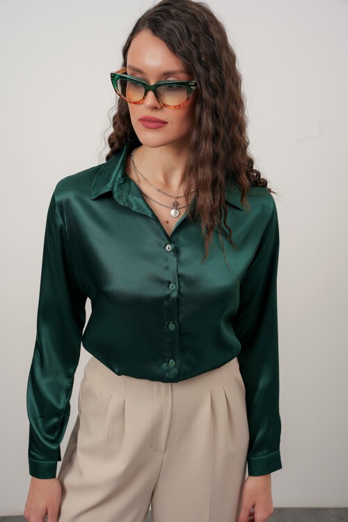 Merterium Kadın Saten Gömlek Geniş Beden Aralığı - Zümrüt Yeşili