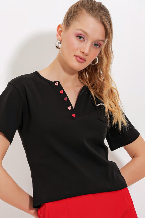 Merterium Kadın Siyah Düğme Detaylı Kısa Kol Tişört 903