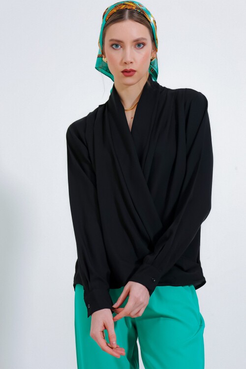 Merterium Kadın Siyah Kruvaze Yaka Dökümlü Saten Bluz 0492