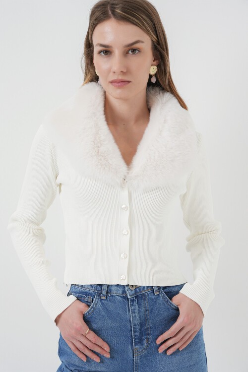 Merterium 15922 Yakası Kürklü Triko Hırka - Beyaz