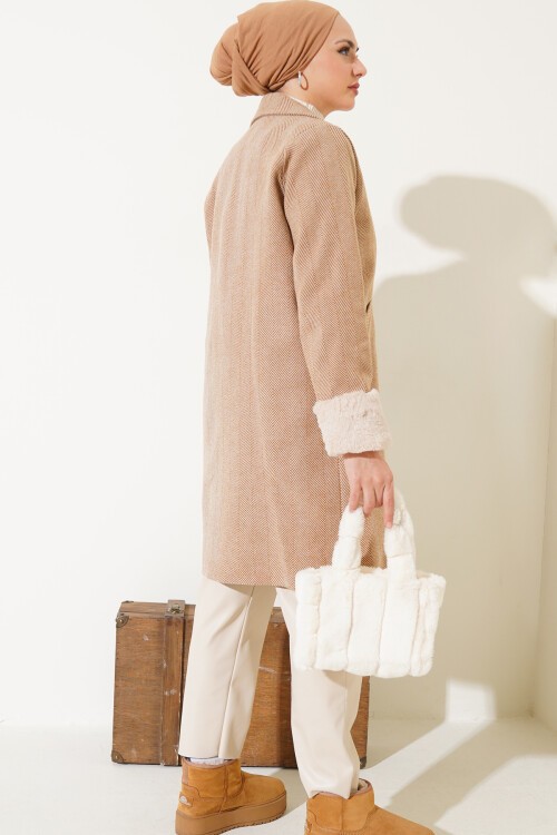 Merterium 9145 Kadın Kolları Tüylü Balık Sırtı Kaşe Kaban - Bisküvi