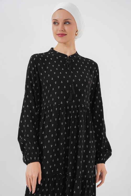 Merterium 1627 Yaka Bağcıklı Tesettür Elbise - Siyah