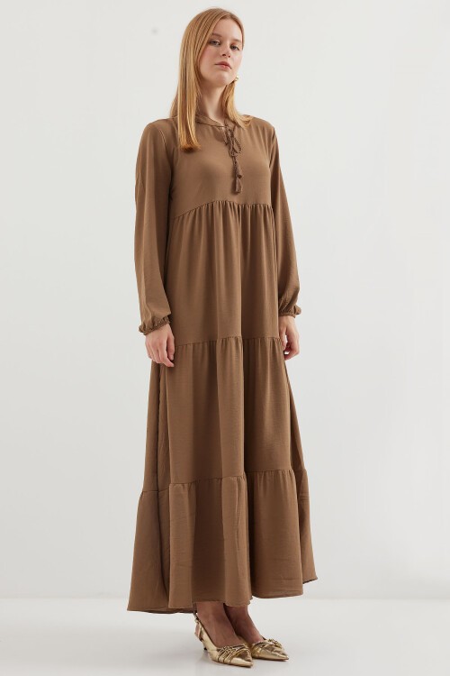 Merterium 1627 Yaka Bağcıklı Tesettür Elbise - Sütlü Kahve