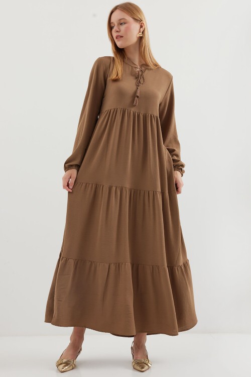 Merterium 1627 Yaka Bağcıklı Tesettür Elbise - Sütlü Kahve