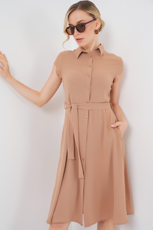 1677 Boydan Düğmeli Kuşaklı Elbise - Bisküvi