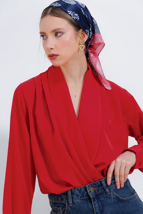 Kadın Kırmızı Kruvaze Yaka Dökümlü Saten Bluz 0492