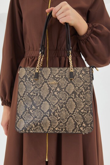 Merterium Armine Kadın Sütlü Kahve Siyah Zincir Detaylı Askılı Omuz Çantası 010156